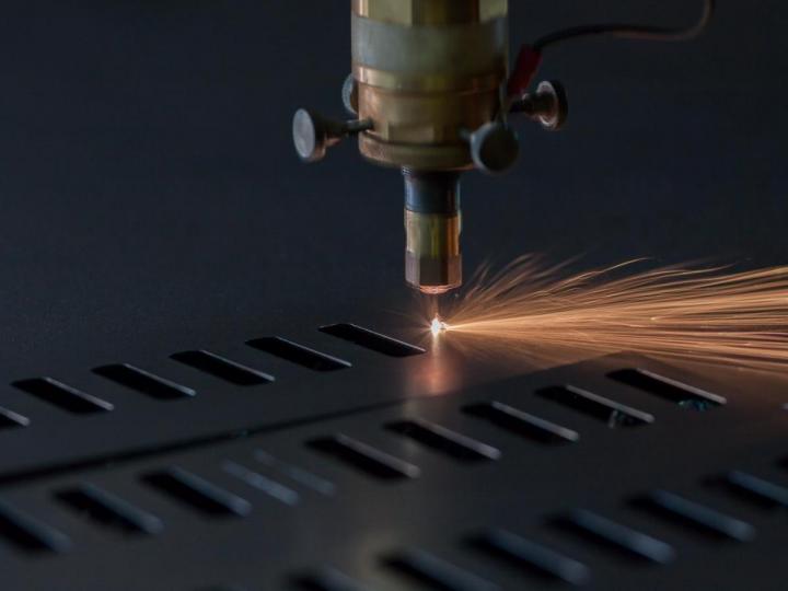 Découpage de métal au laser avec précision